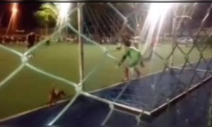 ഇജ്ജാതി ഗോൾ സേവ്, പട്ടി ഭയകരൻ തന്നെ !