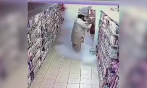 സാനിറ്റയ്സർ ആണെന്ന് കരുതിയ പാകിസ്താനി !