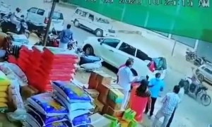 വില പരിശോധിക്കാൻ കൂട്ടം കൂടിയ ഉദ്യോഗസ്ഥർക്കും കിട്ടി അടി.