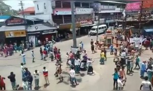 ലോക്ക് ഡൗൺ ലംഘിച്ച് പ്രതിഷേധം കൂട്ടത്തോടെ ഇതര സംസ്ഥാനക്കാർ