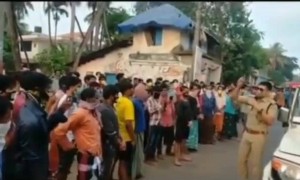 അന്യസംസഥാന തൊഴിലാളികളെ കാര്യങ്ങൾ പറഞ്ഞ് കൊടുക്കുന്ന പോലീസ് !