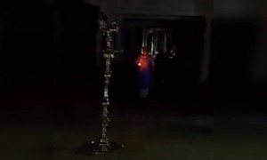 പ്രധാനമന്ത്രി ദീപം തെളിയിക്കുന്നു !