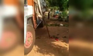 ലോറി സ്വിമ്മിംഗ് പൂൾ ആക്കി !