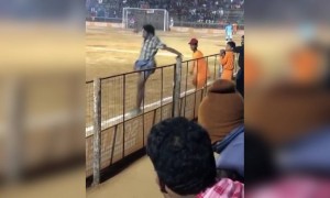 അവർ കണ്ടില്ലാരുന്നെങ്കിൽ പുള്ളി ഒരു ഗോൾ അടിച്ചെനെ !