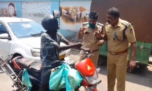 ആഹാരം കൊടുത്തയാൾക്ക് പോലീസിന്റെ വക കൈനീട്ടം !