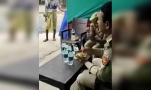 മനോഹരമായ കാഴ്ച; പോലീസ് ഉദ്യോഗസ്ഥന് ബിഗ് സല്യൂട്ട്