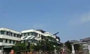 ആശുപത്രികൾക്കു മുകളിൽ വ്യോമസേനയുടെ പുഷ്പവൃഷ്ടി