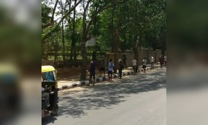 ബാംഗ്ലൂർ; മദ്യം വാങ്ങാനുള്ള ക്യൂ കണ്ടോ !!