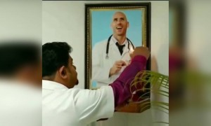 ലോക പ്രശസ്തനായ ഡോക്ടറോ ?