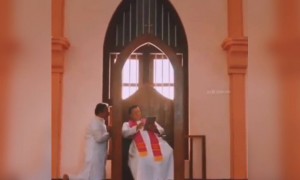 പള്ളിയിൽ അച്ഛൻ കൊള്ളാല്ലോ !