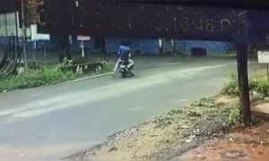 ഞാൻ ജീപ്പിൽ കയറാൻ വേണ്ടി നിർത്തിയതല്ലേ സാറേ !