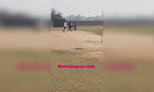 ഭാരത നാട്യം സ്റ്റൈലിൽ ഉള്ള ബൗളിങ്ങ്