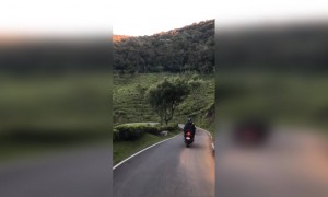 മഴത്തുള്ളി പാടുന്നു