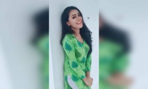 ആരെയാ നോക്കുന്നെ  ?